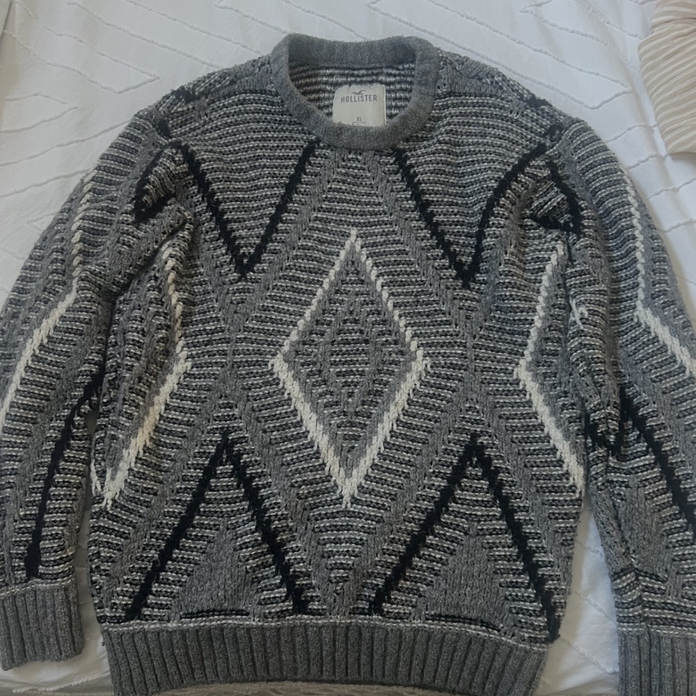 Hollister Men's Geometric Black and Gray Crewneck Sweater